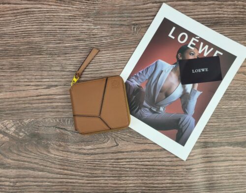 【AT1864】LOEWEの二つ折り財布、ラウンドファスナー、アナグラム、スクエア
