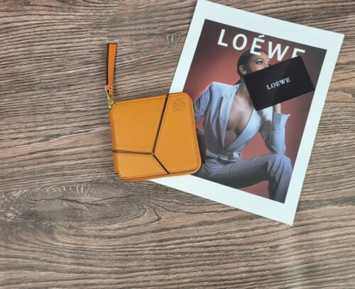 【AT1865】LOEWE（ロエベ）の二つ折り財布は、ラウンドファスナーとアナグラムのスクエアデザインが特徴です。