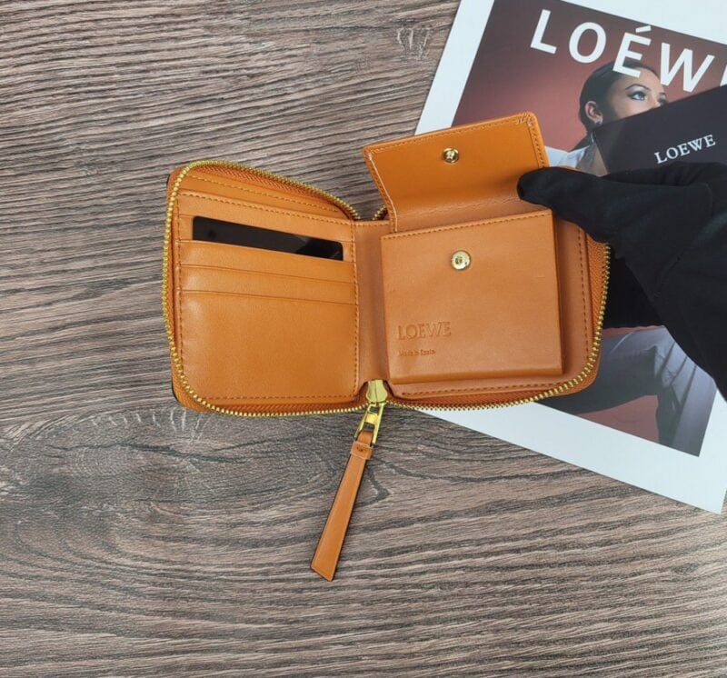 【AT1865】LOEWE（ロエベ）の二つ折り財布は、ラウンドファスナーとアナグラムのスクエアデザインが特徴です。