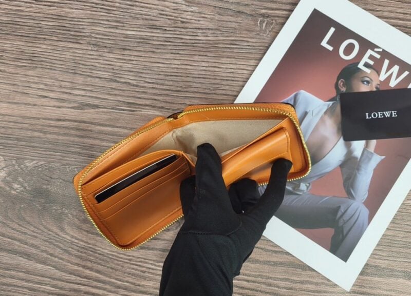【AT1865】LOEWE（ロエベ）の二つ折り財布は、ラウンドファスナーとアナグラムのスクエアデザインが特徴です。