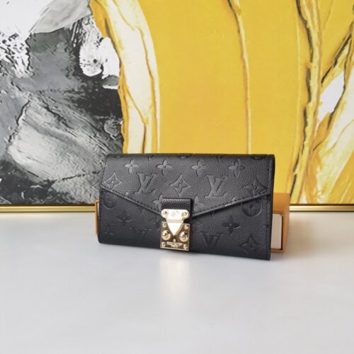 【AT1868】LV METIS ウォレット Pochette Metisは、柔らかいモノグラム・アンプラントレザーで作られた信封型のウォレットです。ルイ・ヴィトンの象徴的なS字型のロックデザインが採用されており、古代のLV旅行バッグからインスピレーションを受けています。