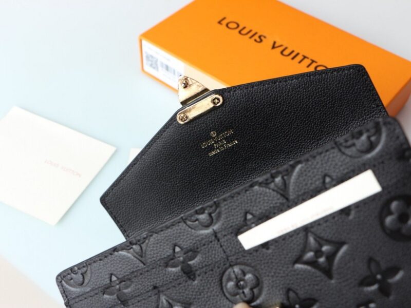 【AT1868】LV METIS ウォレット Pochette Metisは、柔らかいモノグラム・アンプラントレザーで作られた信封型のウォレットです。ルイ・ヴィトンの象徴的なS字型のロックデザインが採用されており、古代のLV旅行バッグからインスピレーションを受けています。