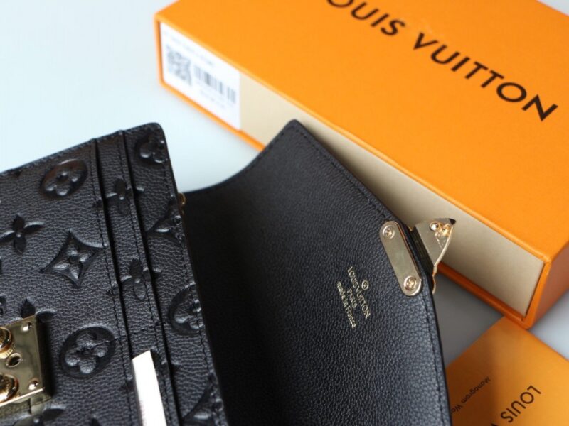 【AT1868】LV METIS ウォレット Pochette Metisは、柔らかいモノグラム・アンプラントレザーで作られた信封型のウォレットです。ルイ・ヴィトンの象徴的なS字型のロックデザインが採用されており、古代のLV旅行バッグからインスピレーションを受けています。