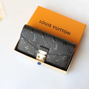 【AT1868】LV METIS ウォレット Pochette Metisは、柔らかいモノグラム・アンプラントレザーで作られた信封型のウォレットです。ルイ・ヴィトンの象徴的なS字型のロックデザインが採用されており、古代のLV旅行バッグからインスピレーションを受けています。