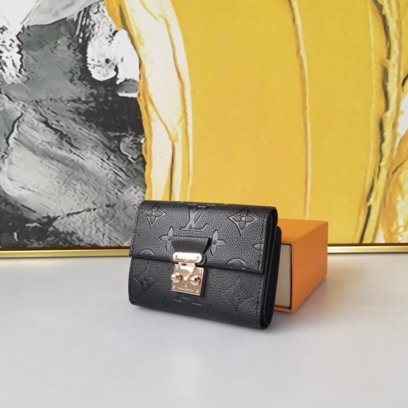 【AT1869】LVのこのMétis小さい財布は、柔らかいMonogram Empreinteレザーで作られ、クラシックなMonogramパターンが施されており、Métisレザーグッズコレクションからインスピレーションを受けています。