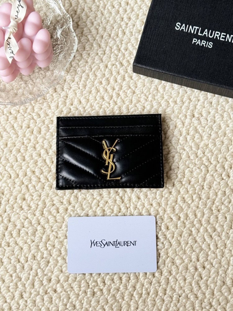 【AT1870】YSLサンローランの最もクラシックな本革カードケースは、内部にヤギの模様入り超微細繊維を備え、エンボス加工された縫い目の羊革名刺入れ、金属クラスプ付きYSLロゴのオリジナルモデルのハードウェアを使用しています。