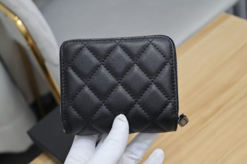 【AT1886】シャネルのココスター マトラッセ ジップ コインケースは、小銭入れや財布、カードケース、名刺入れ、定期入れ、パスケースとして使用できるアイテムです。ラムスキンレザー製で、ブラックの色とシルバーの金具が使われています。アイテム番号はAP3728で、箱付きでCHANELの新品・未使用品です。