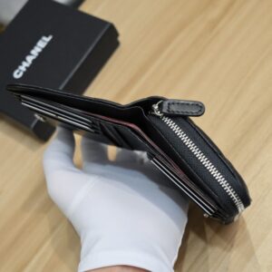 【AT1886】シャネルのココスター マトラッセ ジップ コインケースは、小銭入れや財布、カードケース、名刺入れ、定期入れ、パスケースとして使用できるアイテムです。ラムスキンレザー製で、ブラックの色とシルバーの金具が使われています。アイテム番号はAP3728で、箱付きでCHANELの新品・未使用品です。