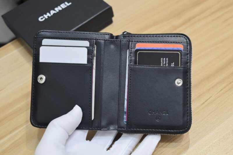 【AT1886】シャネルのココスター マトラッセ ジップ コインケースは、小銭入れや財布、カードケース、名刺入れ、定期入れ、パスケースとして使用できるアイテムです。ラムスキンレザー製で、ブラックの色とシルバーの金具が使われています。アイテム番号はAP3728で、箱付きでCHANELの新品・未使用品です。