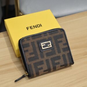 【AT1890】Fendiの財布の人気アイテムである二つ折り財布。