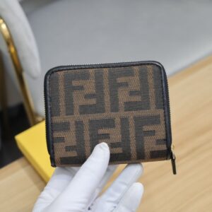 【AT1890】Fendiの財布の人気アイテムである二つ折り財布。
