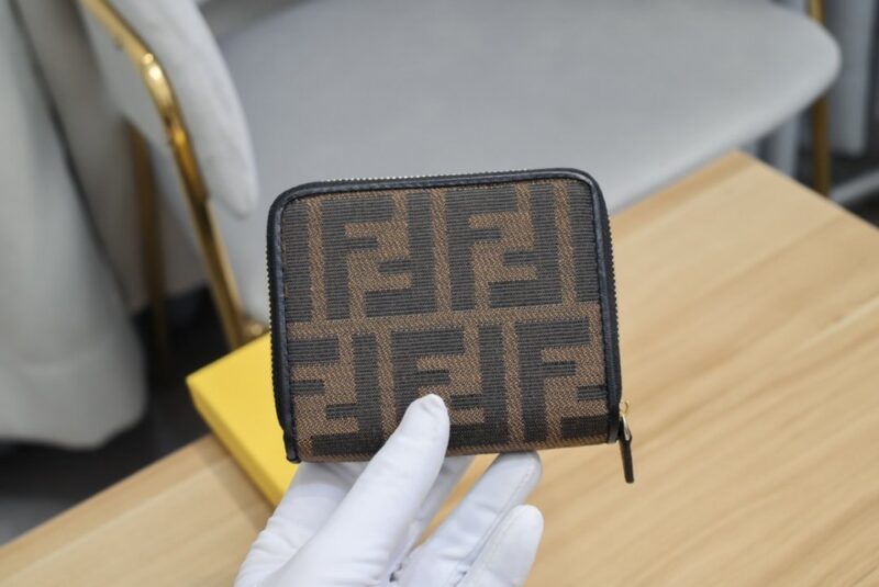 【AT1890】Fendiの財布の人気アイテムである二つ折り財布。