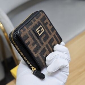 【AT1890】Fendiの財布の人気アイテムである二つ折り財布。