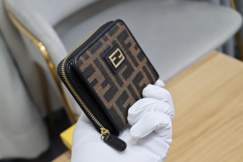 【AT1890】Fendiの財布の人気アイテムである二つ折り財布。
