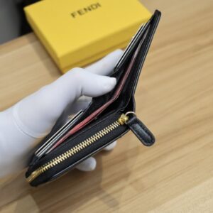 【AT1890】Fendiの財布の人気アイテムである二つ折り財布。