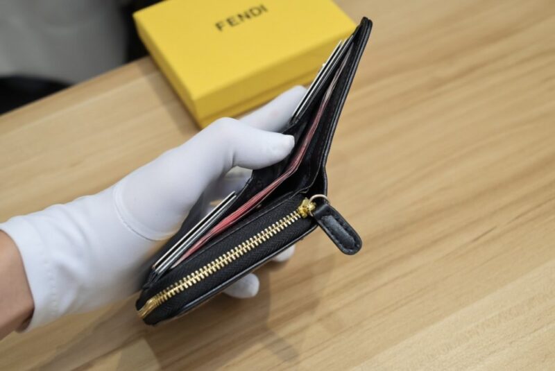 【AT1890】Fendiの財布の人気アイテムである二つ折り財布。