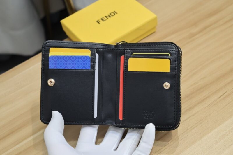 【AT1890】Fendiの財布の人気アイテムである二つ折り財布。