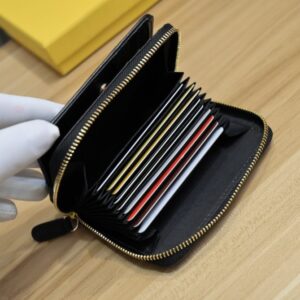 【AT1890】Fendiの財布の人気アイテムである二つ折り財布。