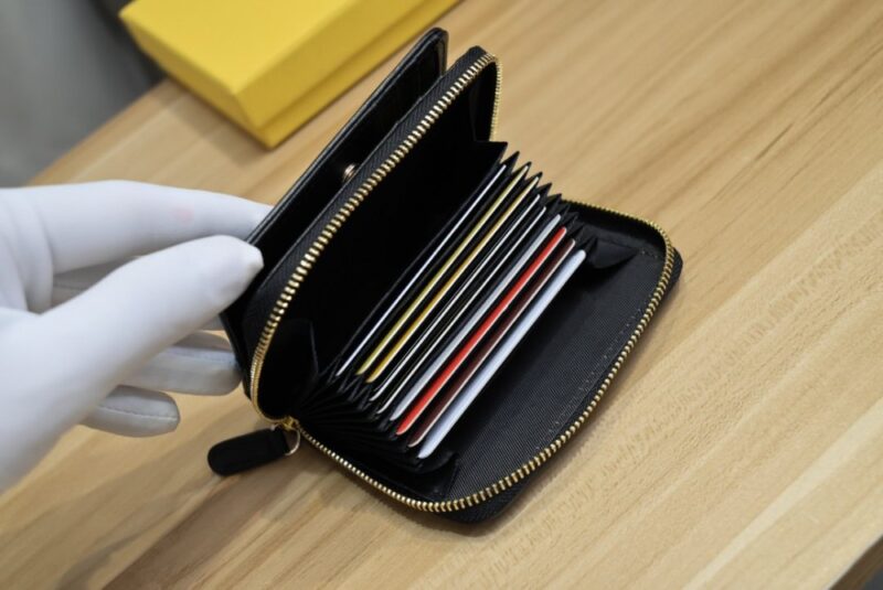 【AT1890】Fendiの財布の人気アイテムである二つ折り財布。