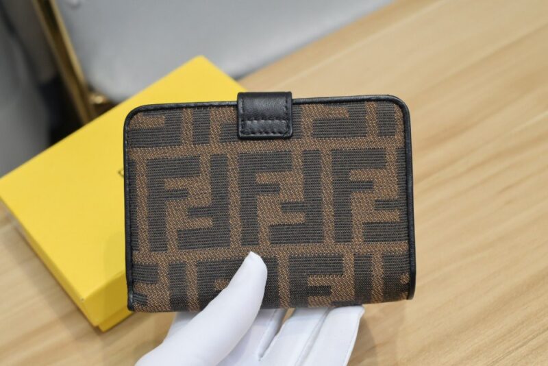 【AT1892】Fendi財布の人気アイテム、二つ折り財布。