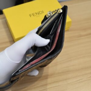 【AT1892】Fendi財布の人気アイテム、二つ折り財布。