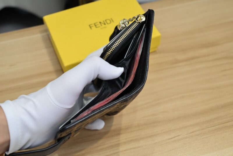 【AT1892】Fendi財布の人気アイテム、二つ折り財布。