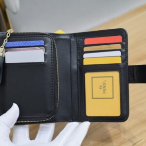 【AT1892】Fendi財布の人気アイテム、二つ折り財布。