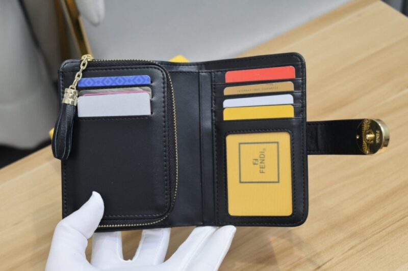 【AT1892】Fendi財布の人気アイテム、二つ折り財布。