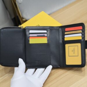 【AT1892】Fendi財布の人気アイテム、二つ折り財布。