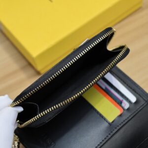【AT1892】Fendi財布の人気アイテム、二つ折り財布。
