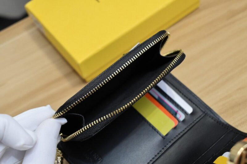 【AT1892】Fendi財布の人気アイテム、二つ折り財布。