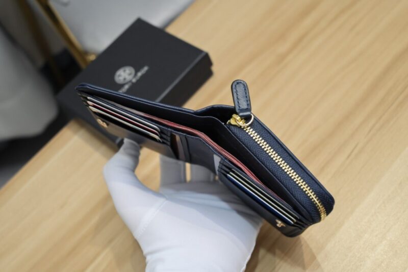 【AT1894】Tory Burchの新しいモダンユーティリティ財布カードホルダー。
