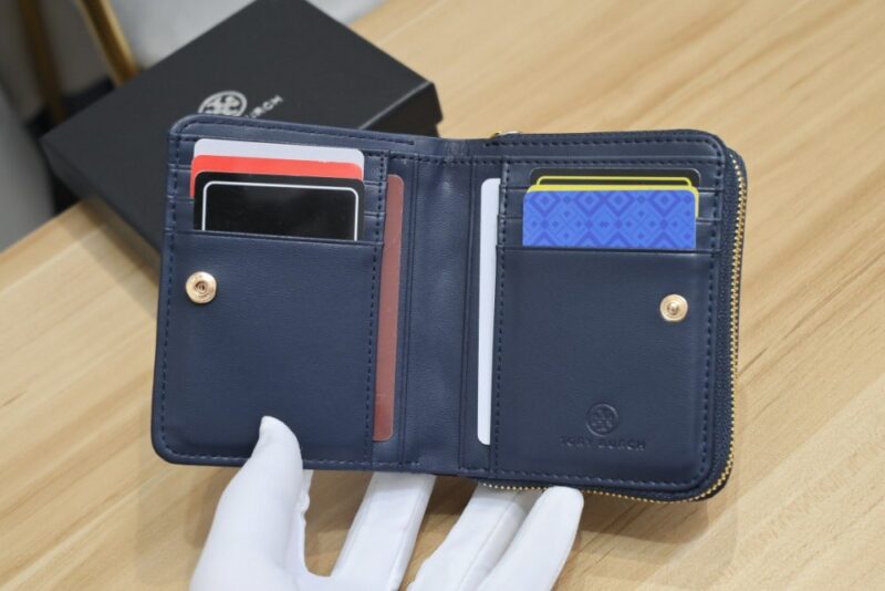 【AT1894】Tory Burchの新しいモダンユーティリティ財布カードホルダー。