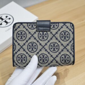 【AT1895】Tory Burchの新しいモダンユーティリティウォレットカードホルダーについてのものです。