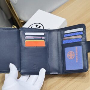 【AT1895】Tory Burchの新しいモダンユーティリティウォレットカードホルダーについてのものです。