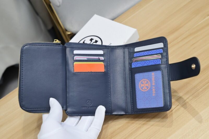 【AT1895】Tory Burchの新しいモダンユーティリティウォレットカードホルダーについてのものです。