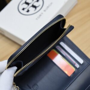 【AT1895】Tory Burchの新しいモダンユーティリティウォレットカードホルダーについてのものです。