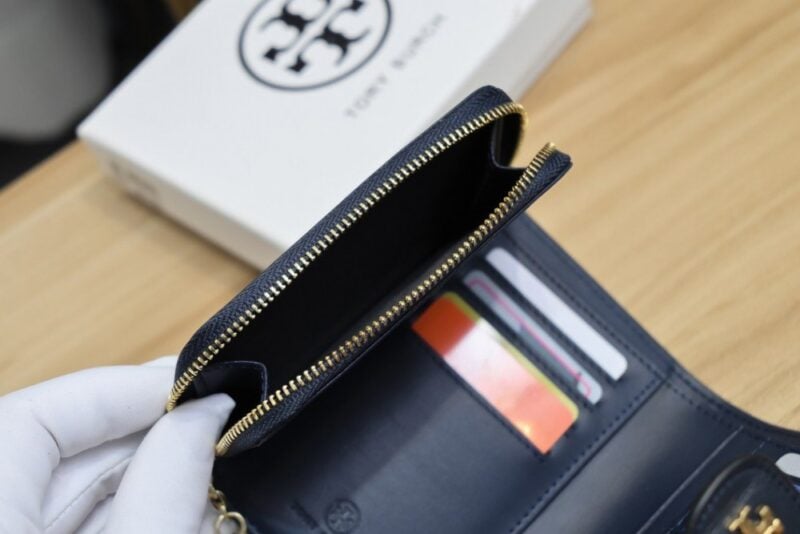 【AT1895】Tory Burchの新しいモダンユーティリティウォレットカードホルダーについてのものです。