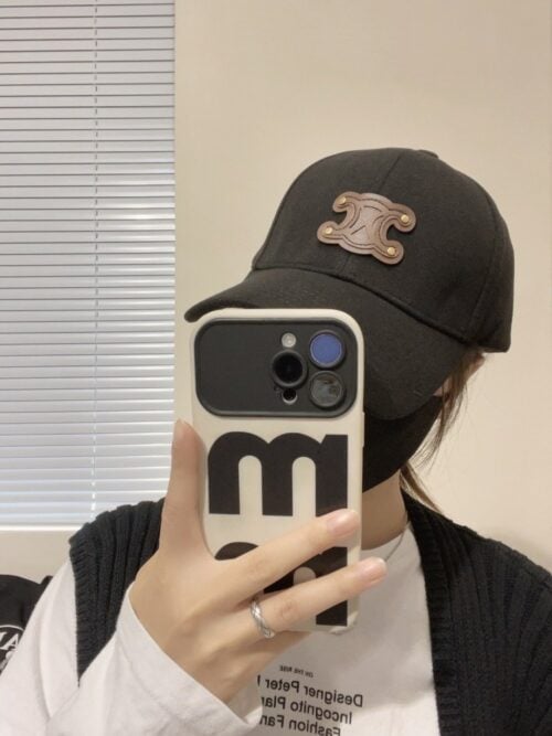 【AT2045】Celine（セリーヌ）の新作クラシックカジュアルトレンドアイテム、コーデュロイのシンプルなベースボールキャップ🧢日韓スタイルで、どんなコーデにもばっちり！旅行に行くとき、絶対手に入れたいアイテムです。