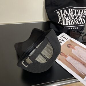 【AT2045】Celine（セリーヌ）の新作クラシックカジュアルトレンドアイテム、コーデュロイのシンプルなベースボールキャップ🧢日韓スタイルで、どんなコーデにもばっちり！旅行に行くとき、絶対手に入れたいアイテムです。