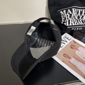 【AT2045】Celine（セリーヌ）の新作クラシックカジュアルトレンドアイテム、コーデュロイのシンプルなベースボールキャップ🧢日韓スタイルで、どんなコーデにもばっちり！旅行に行くとき、絶対手に入れたいアイテムです。