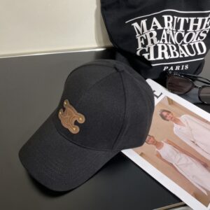 【AT2045】Celine（セリーヌ）の新作クラシックカジュアルトレンドアイテム、コーデュロイのシンプルなベースボールキャップ🧢日韓スタイルで、どんなコーデにもばっちり！旅行に行くとき、絶対手に入れたいアイテムです。
