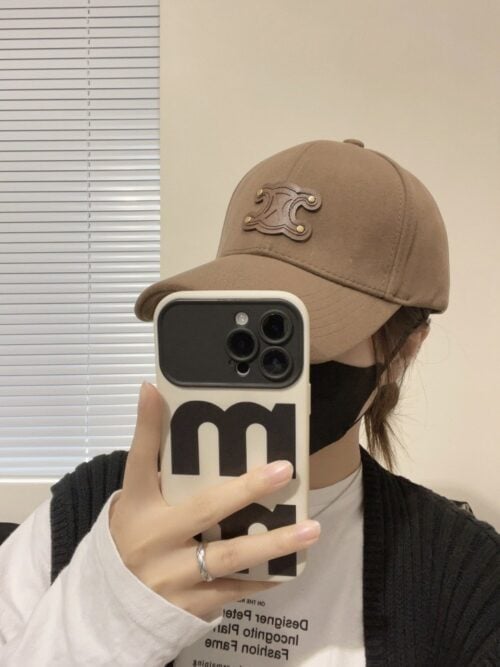 【AT2046】Celine セリーヌの新しいクラシックなカジュアルトレンドアイテム、コーデュロイのシンプルなベースボールキャップが登場しました🧢。日韓風スタイルで、どんなコーディネートにもぴったり！旅行に出かける際に必ず手に入れたいアイテムです。