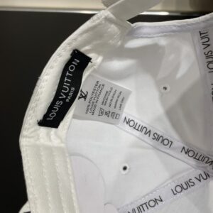 【AT2050】Louis Vuitton ルイ・ヴィトンのベースボールキャップ✨新しいLVベースボールキャップ、重労働で作られた♥完璧な刺繍、高級で上品、マストアイテム🤗男女兼用！