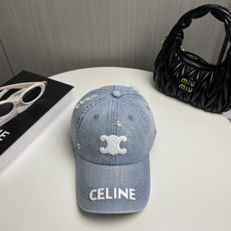 【AT2062】CELINEの新しいデニムベースボールキャップは、防塵バッグと一緒にお楽しみいただけます。街で着用する必須アイテムで、素晴らしいコーディネートが可能です。お早めにゲットしてください！