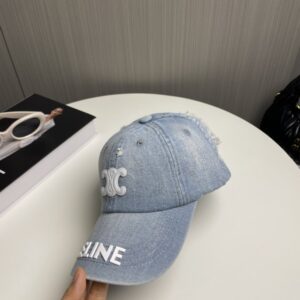 【AT2062】CELINEの新しいデニムベースボールキャップは、防塵バッグと一緒にお楽しみいただけます。街で着用する必須アイテムで、素晴らしいコーディネートが可能です。お早めにゲットしてください！