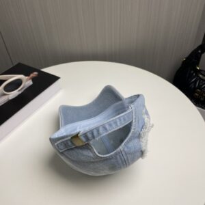 【AT2062】CELINEの新しいデニムベースボールキャップは、防塵バッグと一緒にお楽しみいただけます。街で着用する必須アイテムで、素晴らしいコーディネートが可能です。お早めにゲットしてください！