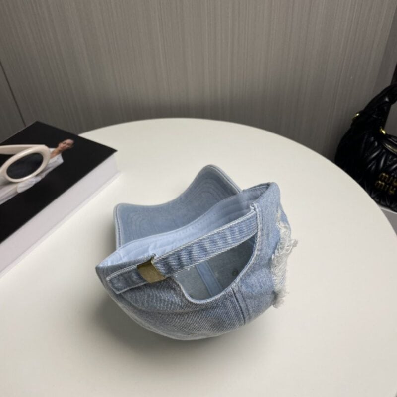 【AT2062】CELINEの新しいデニムベースボールキャップは、防塵バッグと一緒にお楽しみいただけます。街で着用する必須アイテムで、素晴らしいコーディネートが可能です。お早めにゲットしてください！