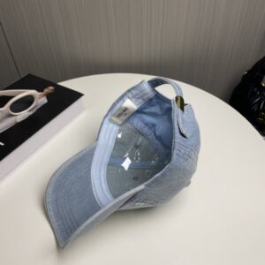 【AT2062】CELINEの新しいデニムベースボールキャップは、防塵バッグと一緒にお楽しみいただけます。街で着用する必須アイテムで、素晴らしいコーディネートが可能です。お早めにゲットしてください！