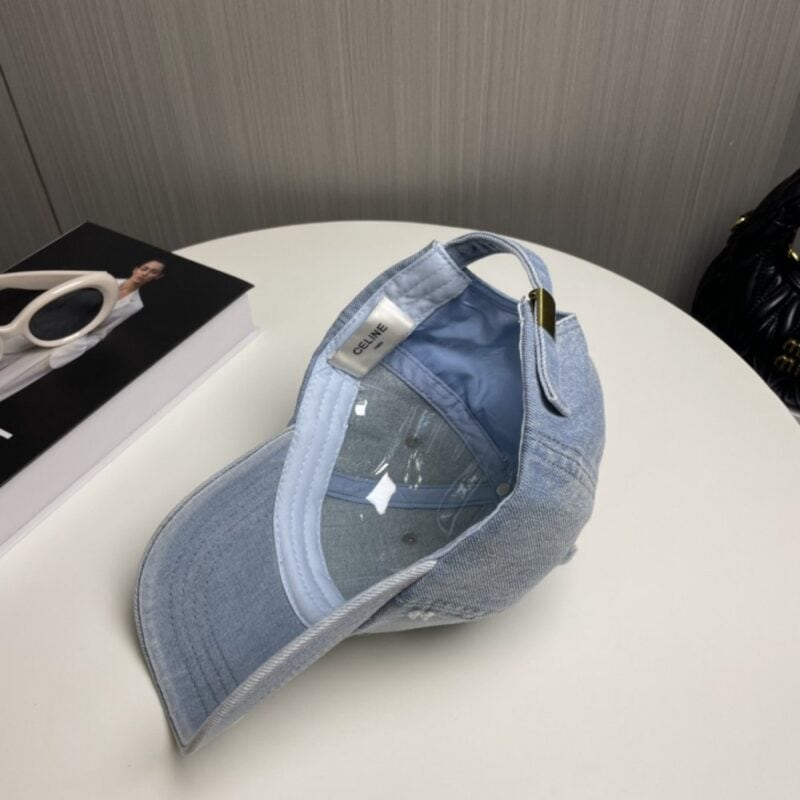 【AT2062】CELINEの新しいデニムベースボールキャップは、防塵バッグと一緒にお楽しみいただけます。街で着用する必須アイテムで、素晴らしいコーディネートが可能です。お早めにゲットしてください！